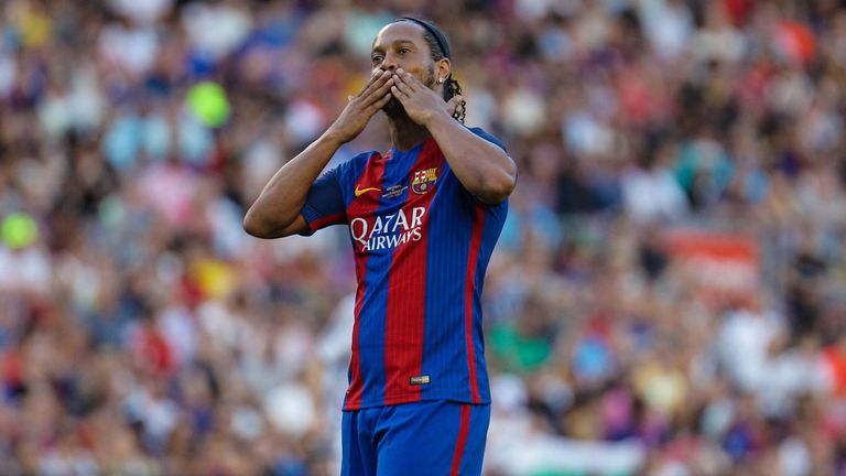 Der Sohn von Brasilien-Legende Ronaldinho wechselt zum FC Barcelona. 