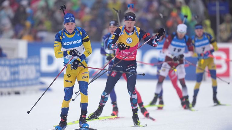 Sebastian Samuelsson hat den Massenstart bei der Biathlon-WM in Oberhof gewonnen - für Bö reichte es "nur" zu Rang drei.