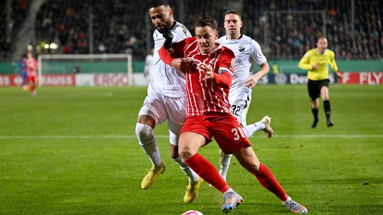 Der SC Freiburg kämpft sich zum späten Sieg beim SV Sandhausen und steht im Viertelfinale des DFB-Pokal.