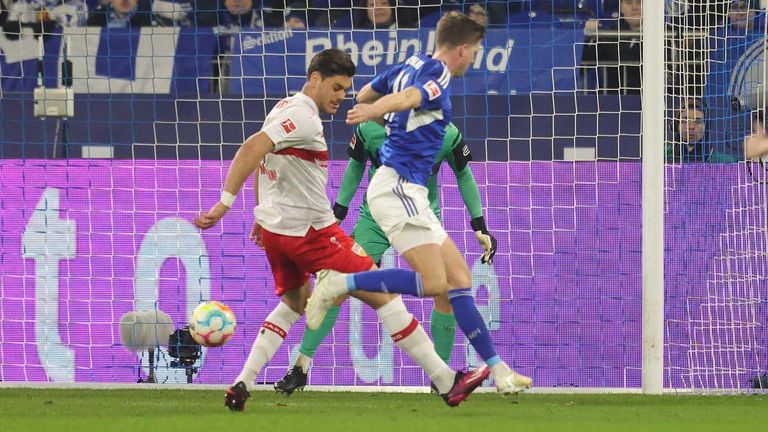 Schalkes Marius Bülter trifft per Hacke im Abstiegskrimi gegen den VfB Stuttgart.