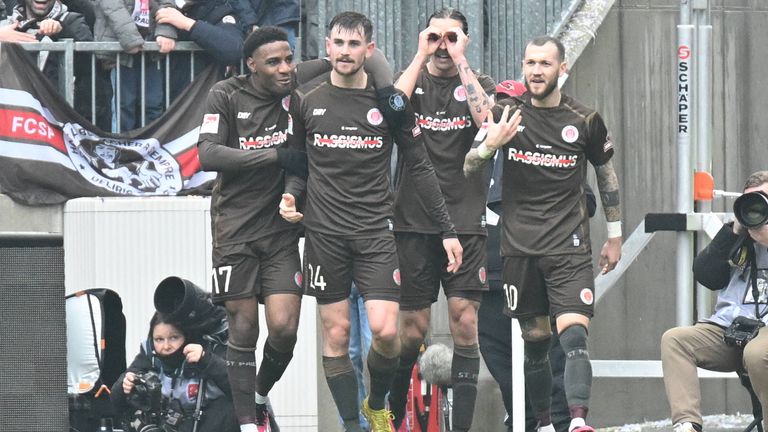Der FC: St. Pauli bejubelt den Siegtreffer gegen Kaiserslautern. 