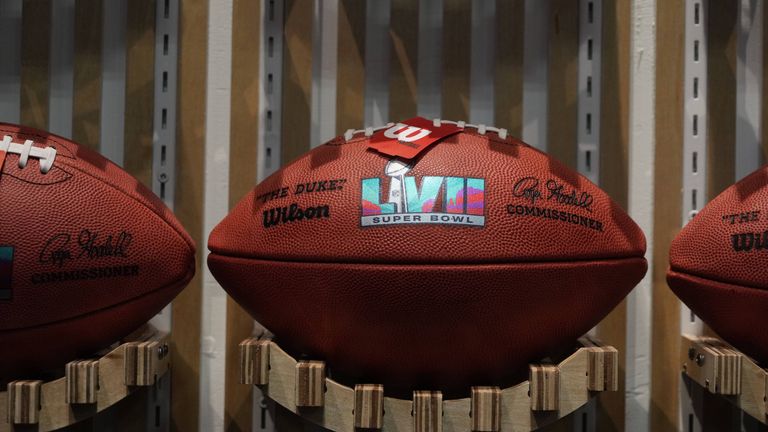 Der Super Bowl lädt vor allem für Wettangebote ein. Über 3,3 Milliarden Euro werden verwettet - die Hälfte des deutschen Markts für ein Jahr. Dabei wird auf alle mögliche gewettet: Die länge der Nationalhymne, der erste Song der Halbzeitshow und weiteres. 