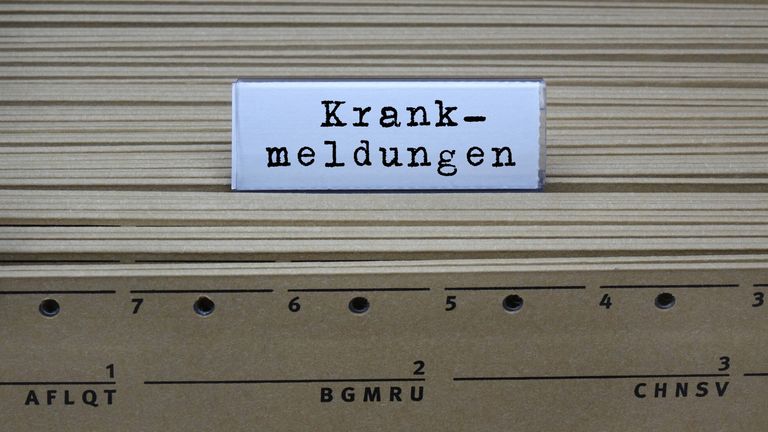 Der Super Bowl wird von den Amerikanern überwiegend zuhause geschaut - im Schnitt mit 17 Leuten zusammen. Am nächsten Tag steigt die Krankmeldung infolge dessen um rund sechs Prozent: Laut den Amerikanern wegen "Super Bowlitis". 