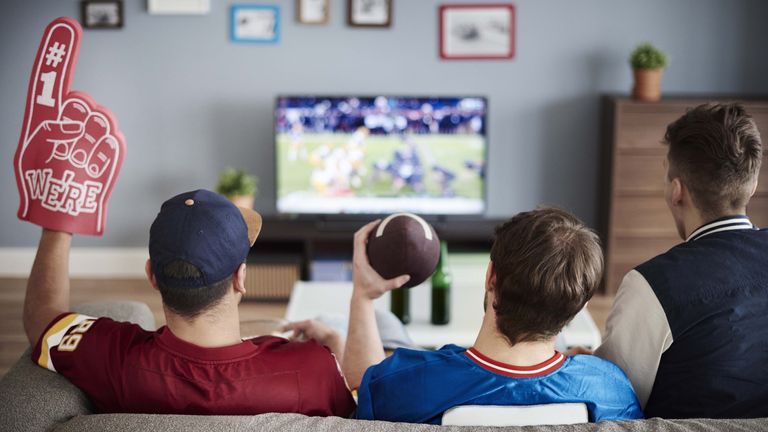 Den Super Bowl verfolgten rund 1 Milliarde Zuschauer weltweit im Rekordjahr 2020. In den Top-30 der meist gesehenen TV-Sendungen schafft es das Spektakel ganze 29 Mal.  