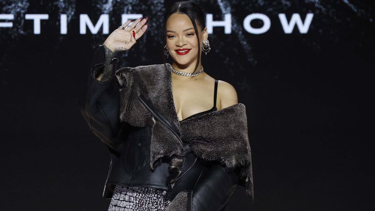Zur Halbzeitshow tritt dieses Jahr Rihanna auf. Deshalb wird die Pause, die normalerweise 12 Minuten beträgt, auf 30 Minuten erhöht. 
