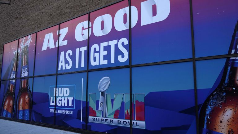 Etwa 120 Mio. Liter Bier trinken Amerikaner während des Super Bowls. Zudem geben sie für Essen rund 50 Mio. € aus. Nach Thanksgiving der höchste Wert. Pizza-Liferanten machen an dem Tag ein Drittel ihres Jahresumsatz.