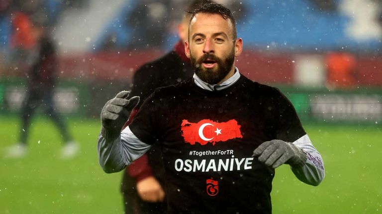Auch die Spieler auf dem Platz solidarisierten sich beim Aufwärmen mit besonderen T-Shirts, die den Zusammenhalt der Türkei unterstreichen.