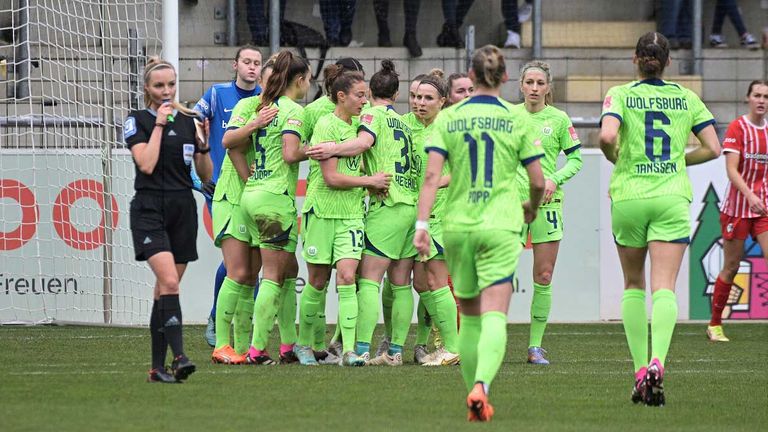 Die Frauen des VfL Wolfsburg feiern gegen Freiburg den elften Sieg im elften Bundesliga-Spiel der aktuellen Saison.