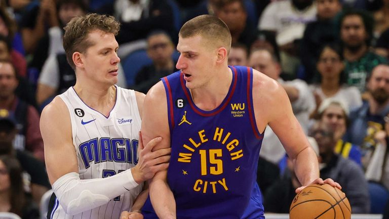 Moritz Wagner (l) gewinnt mit den Orlando Magics bei den Denver Nuggets.