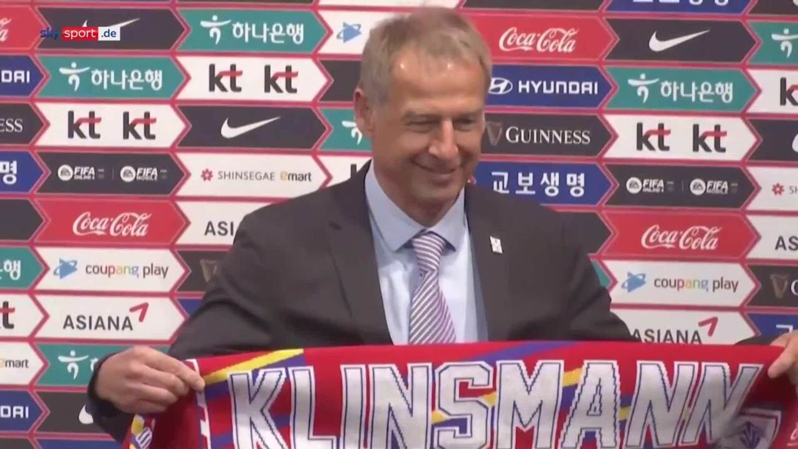 fu-ball-klinsmann-auf-pk-als-neuer-s-dkorea-trainer-vorgstellt