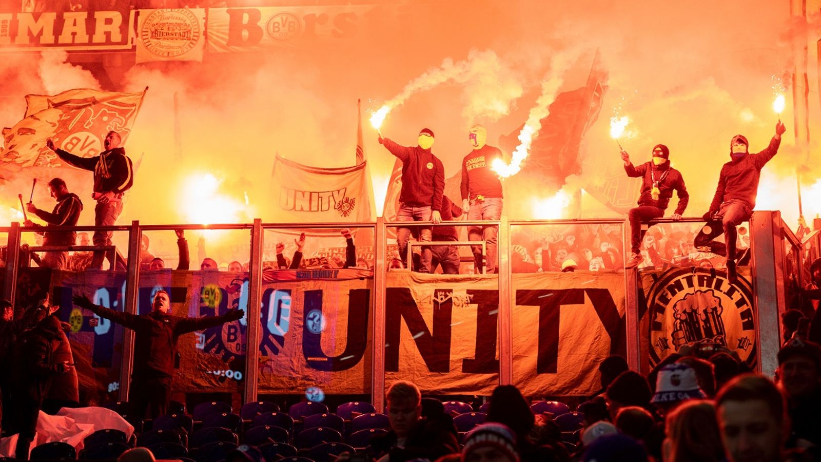 Bundesliga: Fotograf Bei Revierderby Von Gäste-Bengalo Getroffen ...