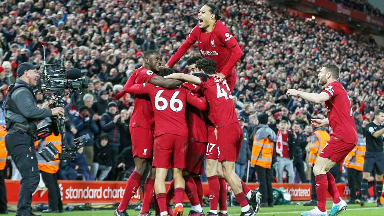 Premier League FC Liverpool leitet Ermittlungen gegen Flitzer ein