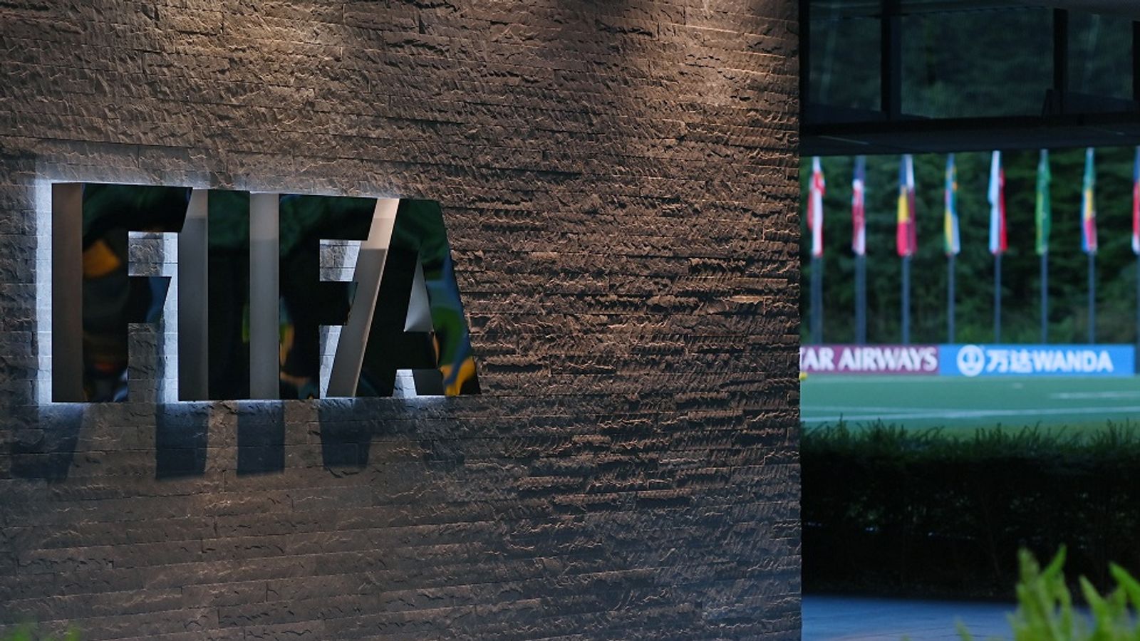 Fussball-Transfermarkt - Streit zwischen Fifa und Spielervermittlern - News  - SRF