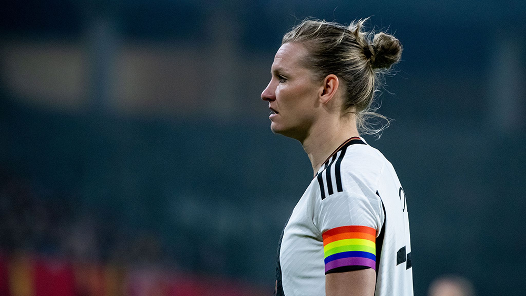 Deutschland: Alexandra Popp will bei WM mit Regenbogenbinde spielen ...