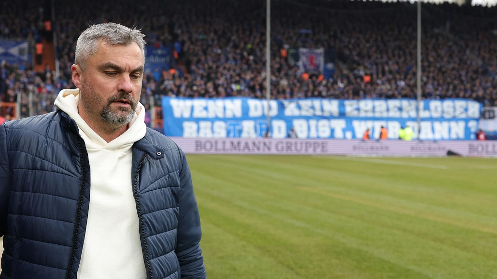 Bundesliga: Bochum-Fans ätzen Gegen Ex-Coach Reis Bei Schalke-Spiel ...