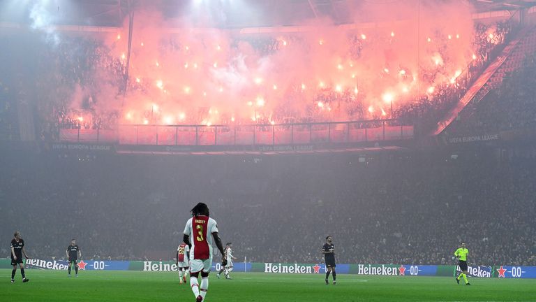 Die Fans von Union Berlin zünden Pyrotechnik im Spiel bei Ajax Amsterdam.