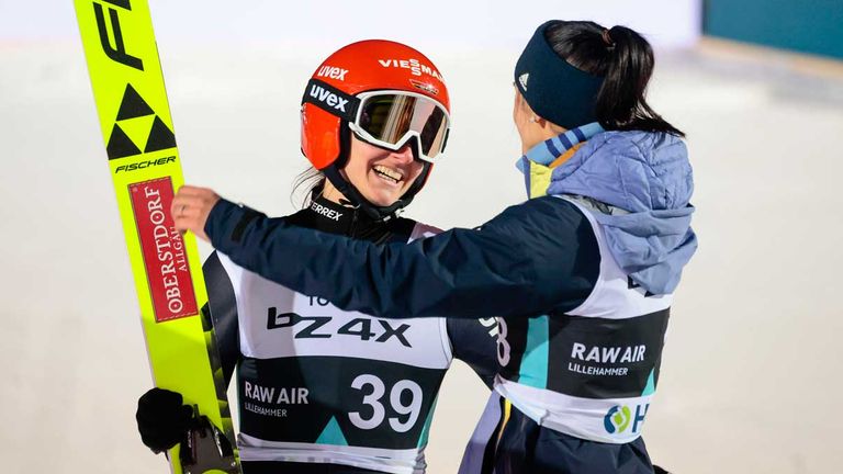 Katharina Althaus landet beim Skifliegen auf Platz vier.