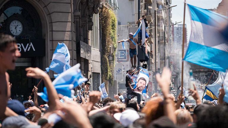 Nach dem Triumph feiern hunderttausende Fans Argentiniens Weltmeisterpokal.
