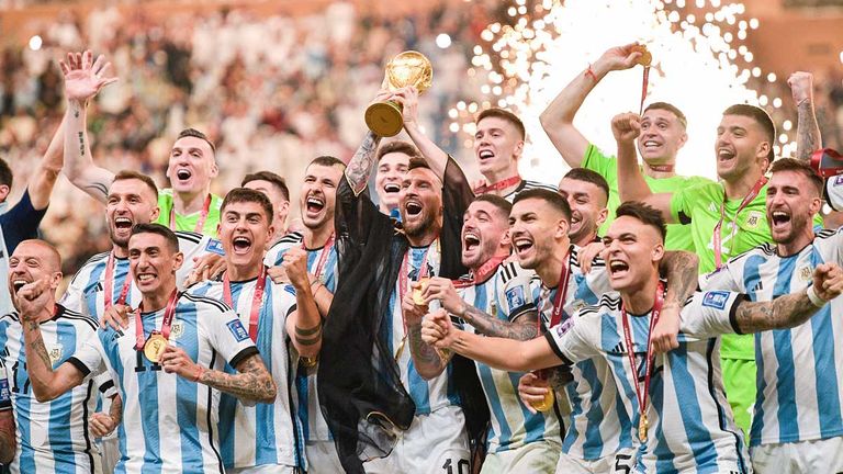 Argentinien jubelt in Katar über den WM-Titel. Mit dabei sind auch die beiden Innenverteidiger Cristian Romero und Lisandro Martinez, die beide ihre Marktwerte extrem verbessert haben.