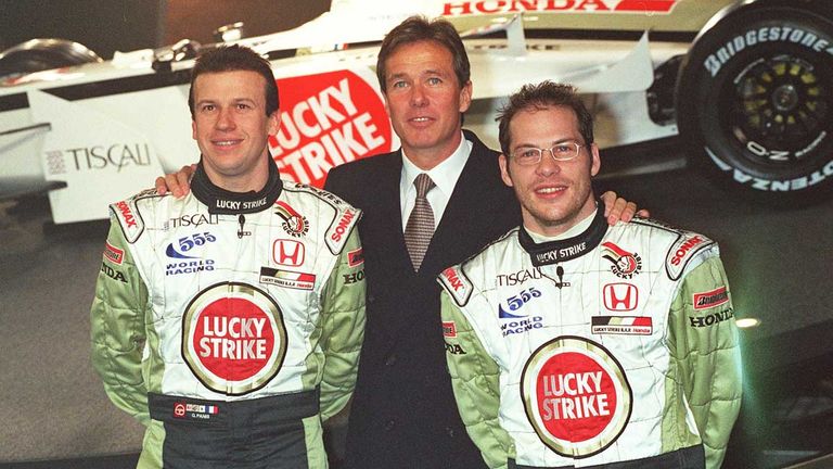 Craig Pollock (m.) - hier mit den Piloten Olivier Panis (l.) und Jacques Villeneuve - war von 1999 bis 2002 CEO und Teamchef von BAR.