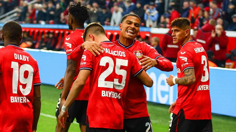 Dank zwei Treffern nach Elfmetern schlägt Bayer Leverkusen überraschend Rekordmeister Bayern München.