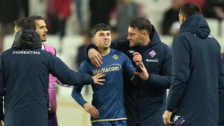Alessandro Bianco wird im Spiel gegen Sivasspor von einem Fan ins Gesicht geschlagen.