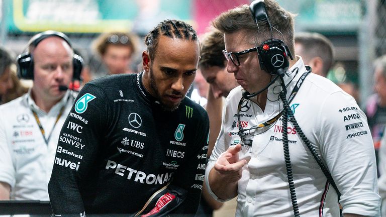Lewis Hamilton und sein Renningenieur Peter Bonnington besprechen die beste Strategie.