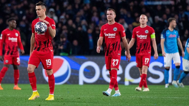 Enttäuschte Gesichter bei Borre, Götze und Rode: Eine aufregende Champions-League-Reise ging für Frankfurt in Neapel zu Ende.