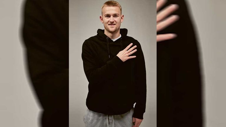 Neuzugang Matthijs de Ligt zeigt seine Rückennummer (Quelle: fcbayern.com).