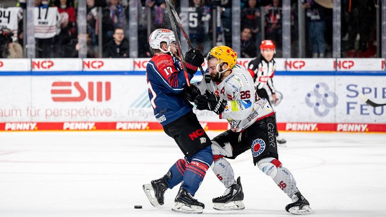 Patrick Reimer und Dominik Uher im Duell um den Puck.