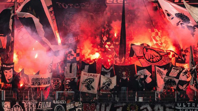 Die Fans von Eintracht Frankfurt brennen beim Auswärtsspiel in Freiburg Pyro-Technik ab.