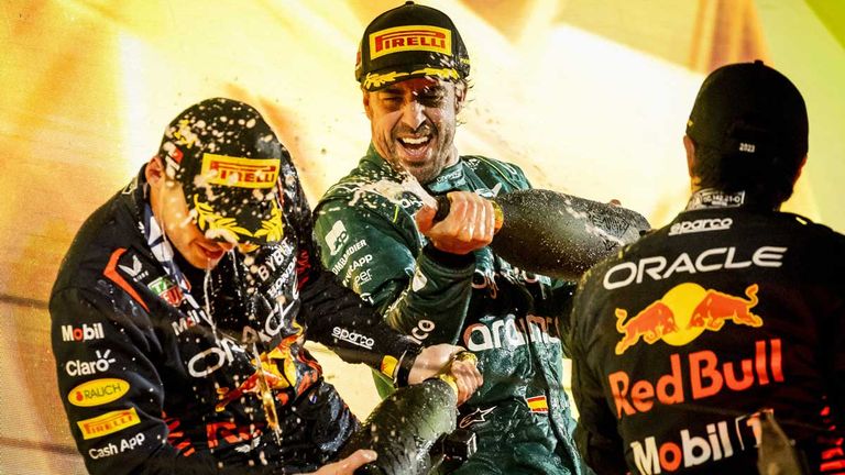 Fernando Alonso (M.) feiert mit Aston Martin einen Podestplatz zum Auftakt in die neue Formel-1-Saison.
