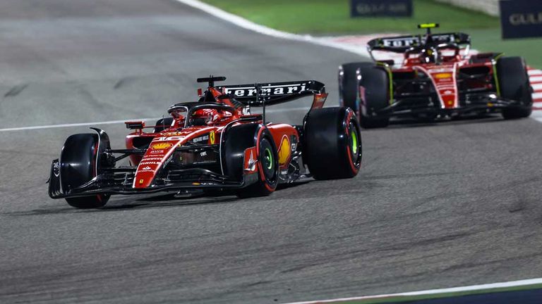 Charles Leclerc (v.) und Carlos Sainz erwischten in Bahrain keinen guten Saisonstart. Ferrari hat für Jeddah Updates im Gepäck.