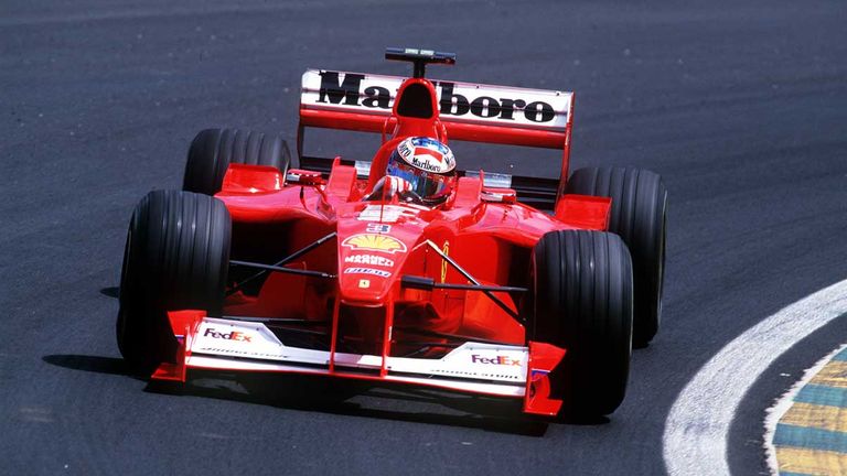Michael Schumacher steuert seinen Ferrari F1-2000 zum Sieg beim Großen Preis von Brasilien in Sao Paulo.