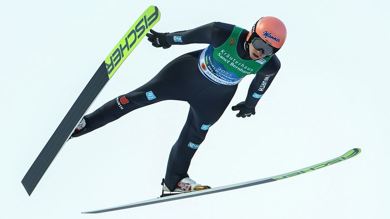 Karl Geiger springt am Holmenkollen auf Rang drei.