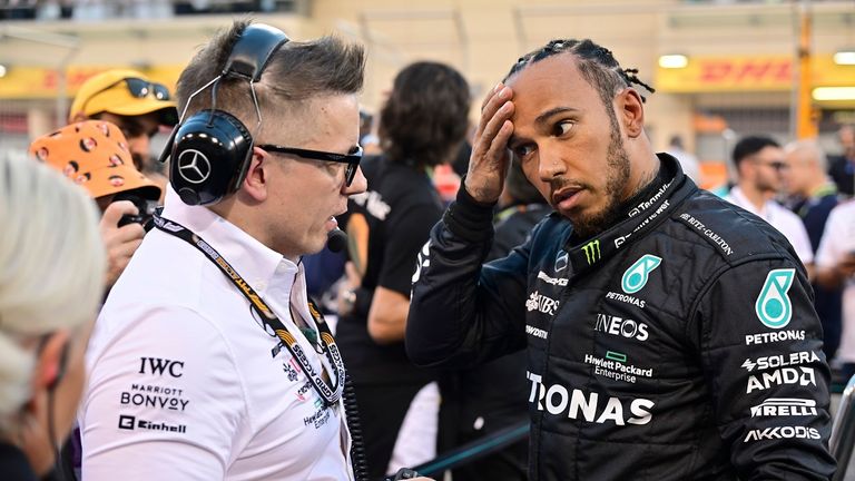 Lewis Hamilton äußert sich kritisch gegenüber seinem Team.
