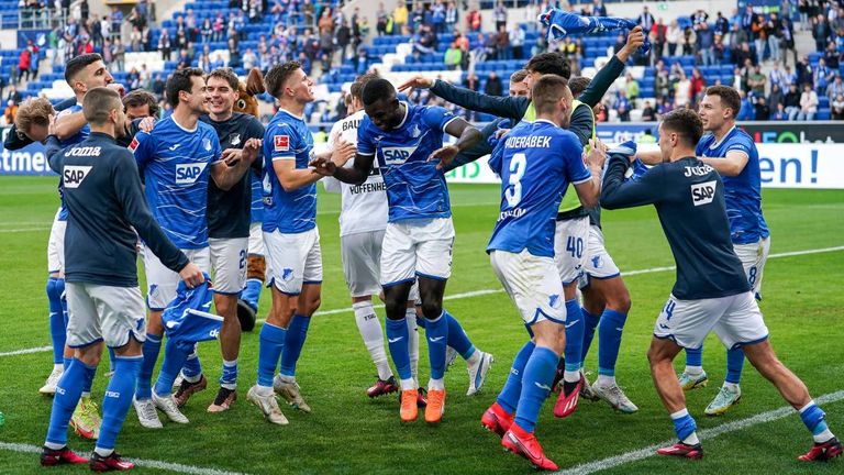 Jubel nach Schlusspfiff: Die TSG Hoffenheim feiert den Befreiungsschlag nach dem 3:1-Sieg gegen Hertha BSC.