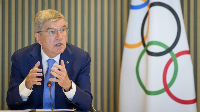 Der IOC um Präsident Thomas Bach will eine endgültige Entscheidung zur Teilnahme der russischen und belarussischen Athleten bei den Olymischen Spielen nach Ablauf der eigentlichen Frist verkünden.
