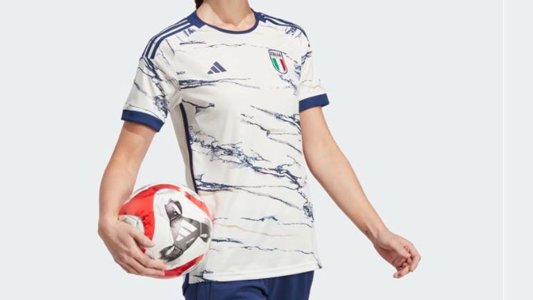 Das italienische WM-Auswärtstrikot für 2023 erinnert an Marmor, einen wichtigen Bestandteil der landestypischen Kunst und Kultur (Quelle: Adidas).