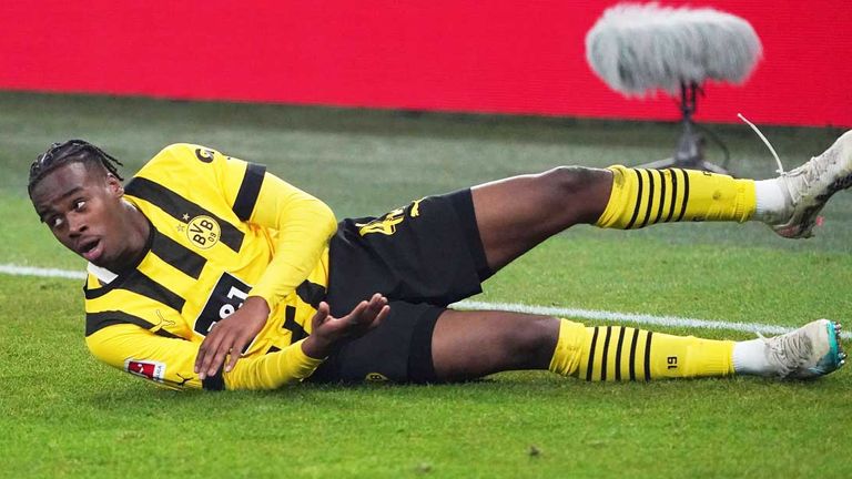Die Schulter: BVB-Youngster Jamie Bynoe-Gittens droht für das Heimspiel gegen Köln auszufallen.