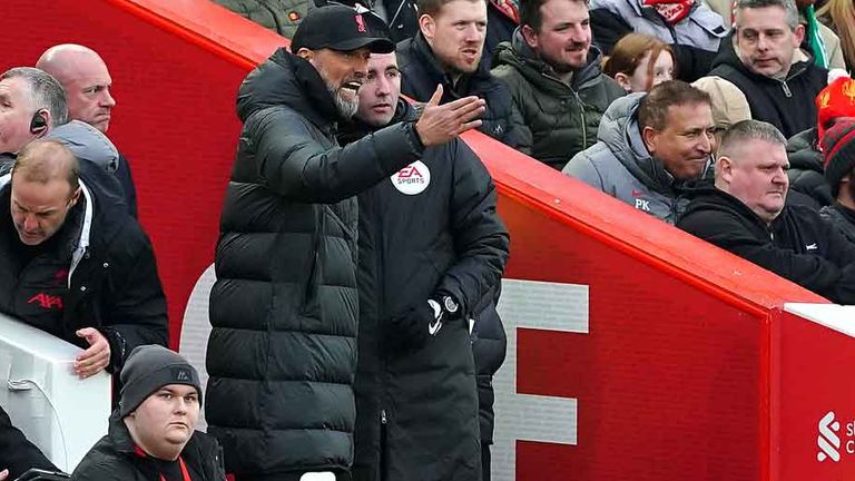 Jürgen Klopp (l.) während des Spiels gegen Manchester United im Gespräch mit dem 4. Offiziellen.