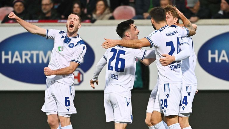 Jubel nach Tor zum 0:1 bei Torschuetze Leon Jensen (li)(KSC) und seinen Mitspielern. GES/ Fussball/ 2. Bundesliga: FC Heidenheim - Karlsruher SC, 17.03.2023 Football/Soccer: 2. Bundesliga: FC Heidenheim vs KSC, Heidenheim, March 17, 2023