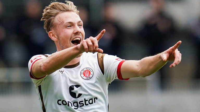 Lukas Daschner nejubelt seinen Treffer zum 2:0 für den FC St. Pauli beim Sieg in Sandhausen.
