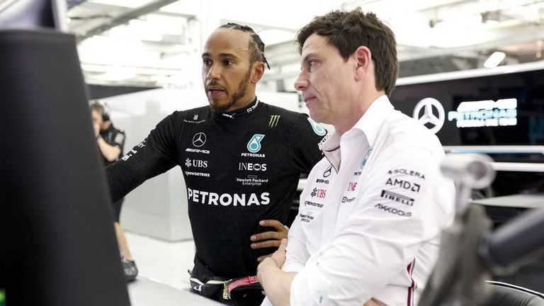 Rekordweltmeister Lewis Hamilton (l.) und Mercedes-Teamchef Toto Wolff haben viel Arbeit vor sich, um die Performance-Lücke nach vorne zu schließen.