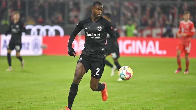 Evan N'Dicka steht bis zum 30.06.2023 unter Vertrag bei Eintracht Frankfurt. Der Marktwert des 23-Jährigen liegt bei 19,3 Mio. Euro. 