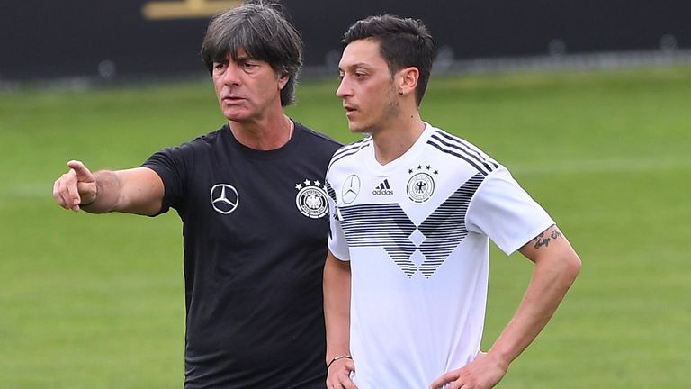 Mesut Özil und Ex-Bundestrainer Joachim Löw haben sich bei einem Treffen ausgesprochen.