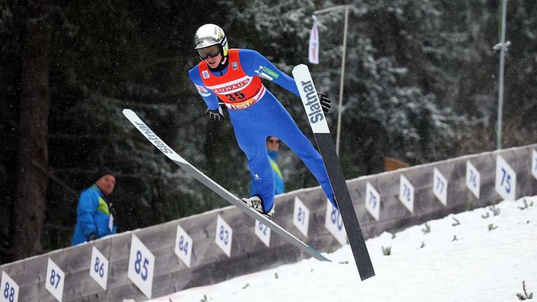 Peter Prevc stürzt im Training von der Großschanze in Planica.