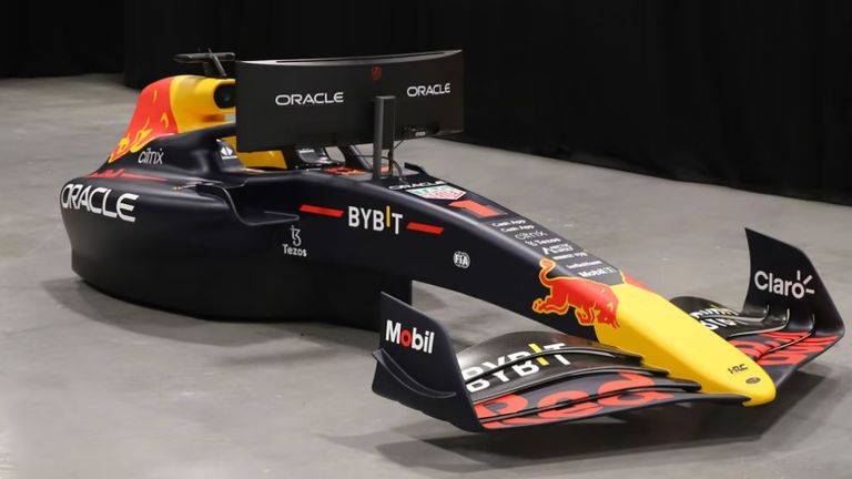 Der Showcar-Simulator in der "Champions Edition" - sieht vom Design genauso aus wie der RB18 aus dem Jahr 2022 von Max Verstappen und Sergio Perez.