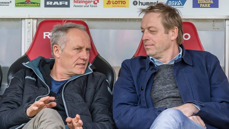 Freiburgs Sportdirektor Klemens Hartenbach (r.) bleibt dem Sport-Club erhalten.