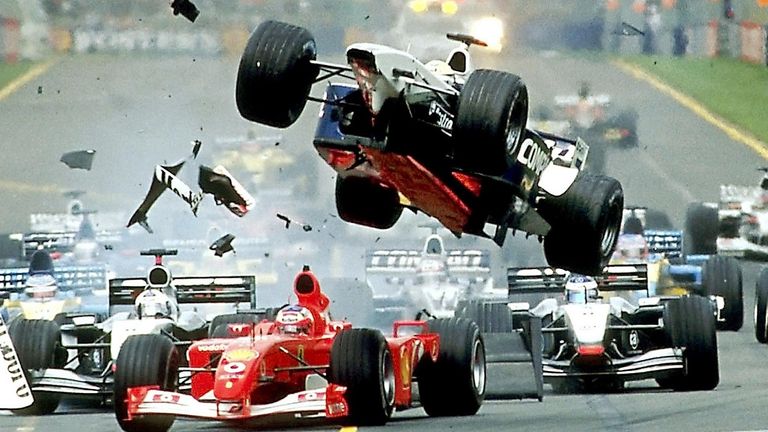 Saison 2002 | Weltmeister: Michael Schumacher (Ferrari/144 Punkte) - Vize-Weltmeister: Rubens Barrichello (Ferrari/77). | Ralf Schumacher (BMW-Williams) fliegt in Australien bei einem spektakulären Unfall kurz nach dem Start in drei Meter Höhe über Barrichello.